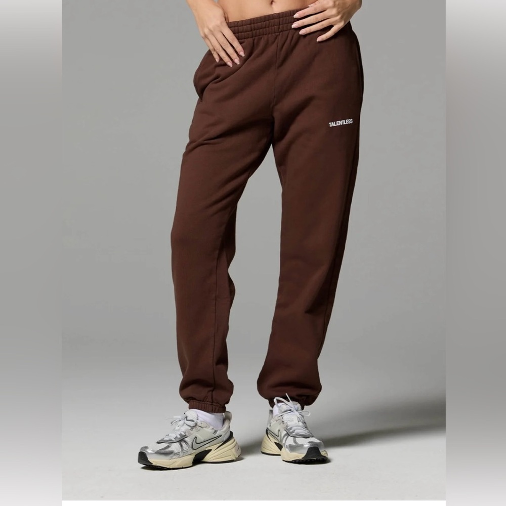 TALENTLESS women’s sweatpants in coco. Size small